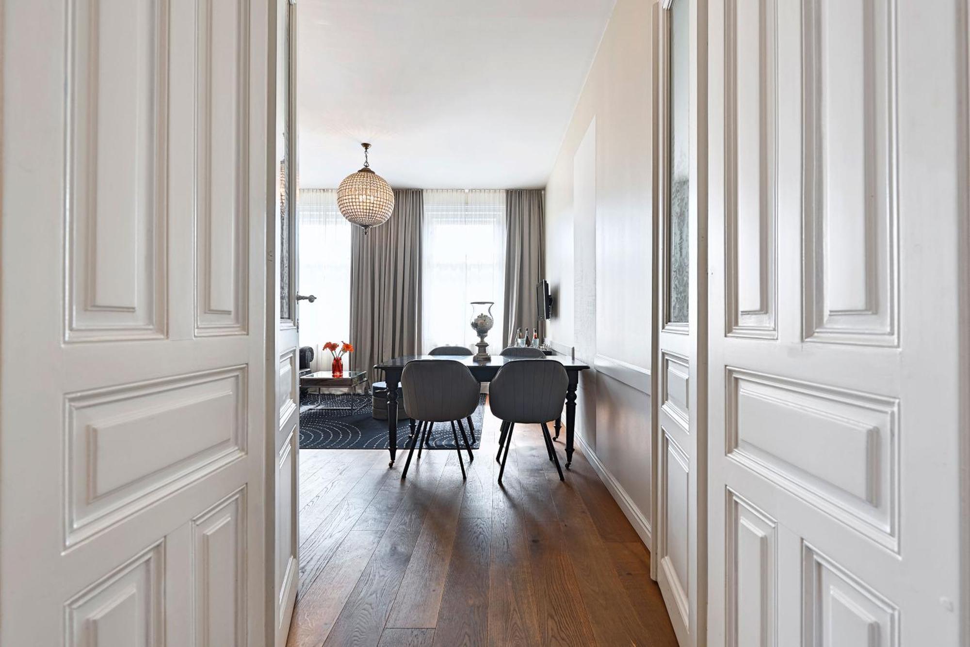 Apartment 6 *