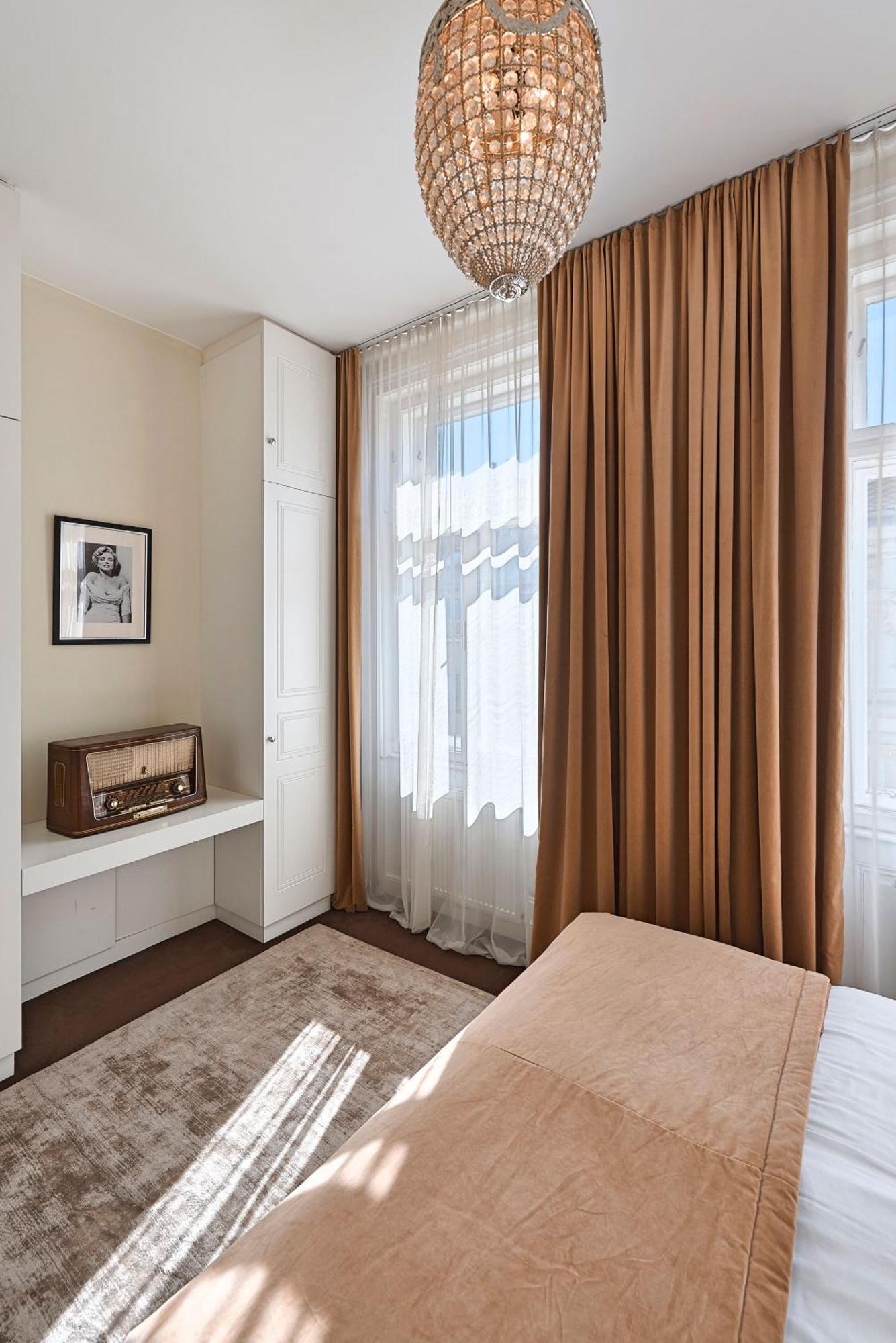 Apartment 6 *