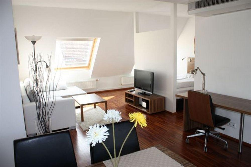 Royal Living 4*