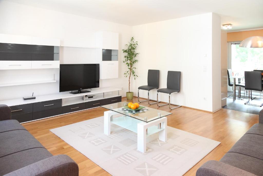 3 Sunny Apartments-schoenbrunn, 100m2 With Balcony *