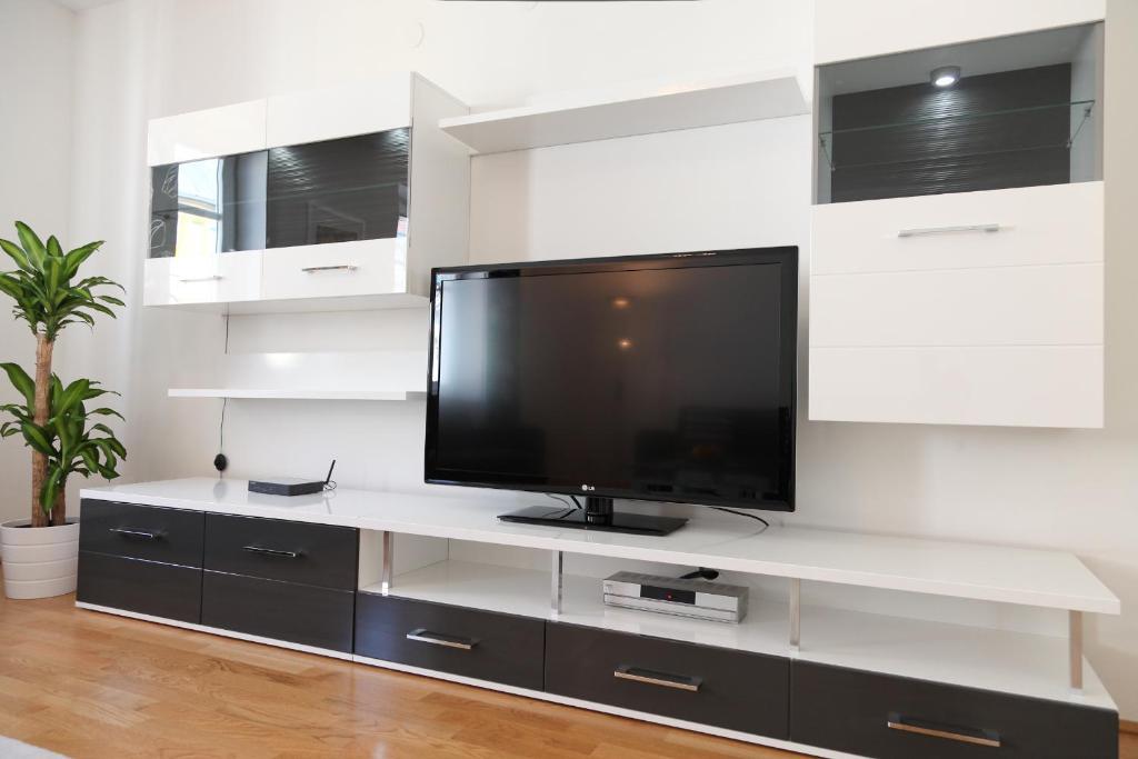 3 Sunny Apartments-schoenbrunn, 100m2 With Balcony Apartment *