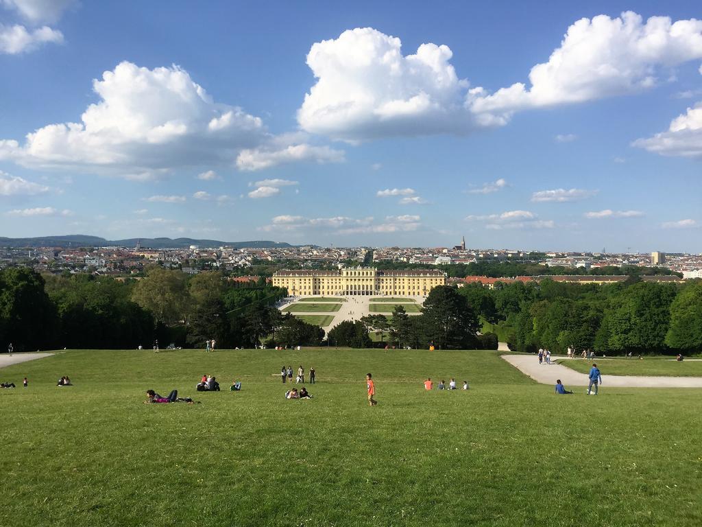3 Sunny Apartments-schoenbrunn, 100m2 With Balcony