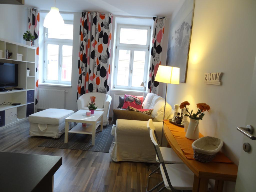 Goodman's I Apartment *