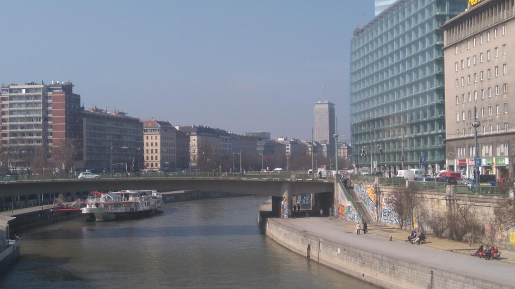Am Donaukanal * Vienna