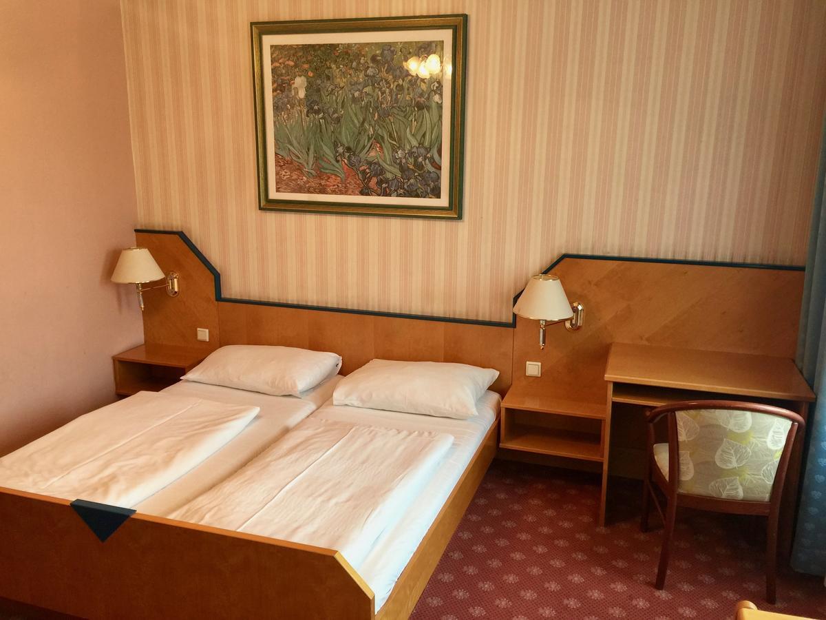 Cryston Hotel