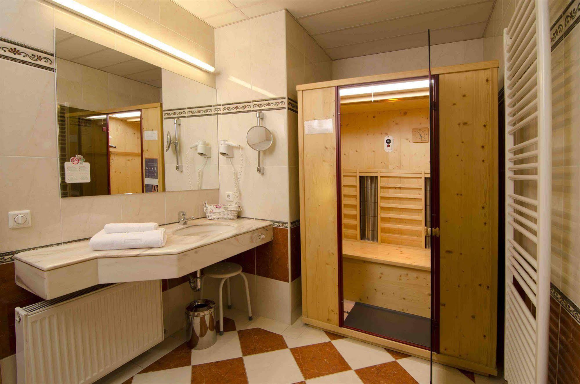 Hotel Cryston 3*
