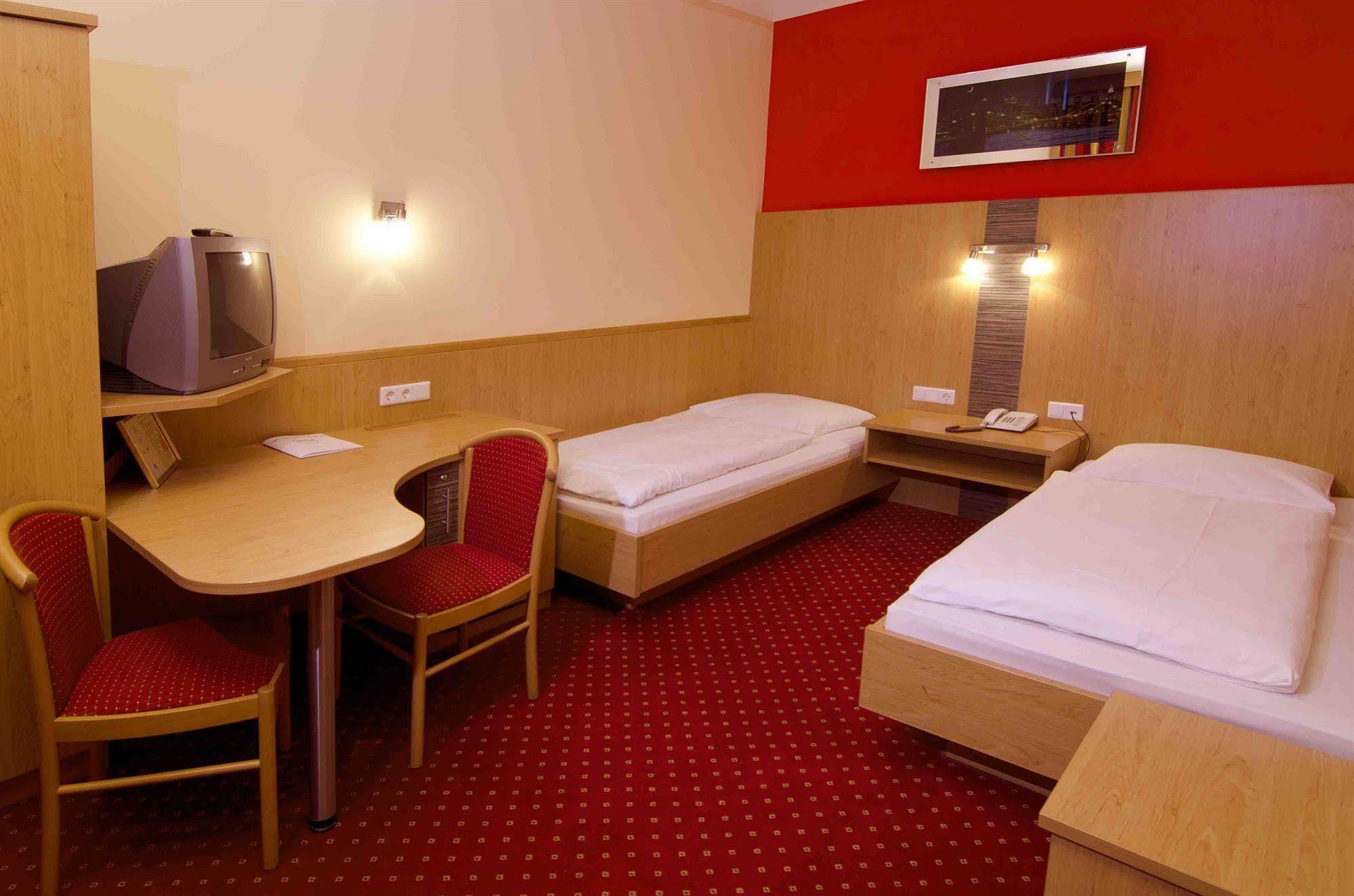 Cryston Hotel