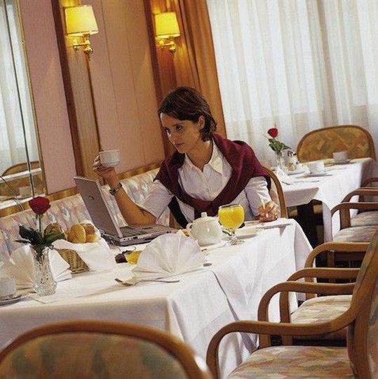 Hotel H+