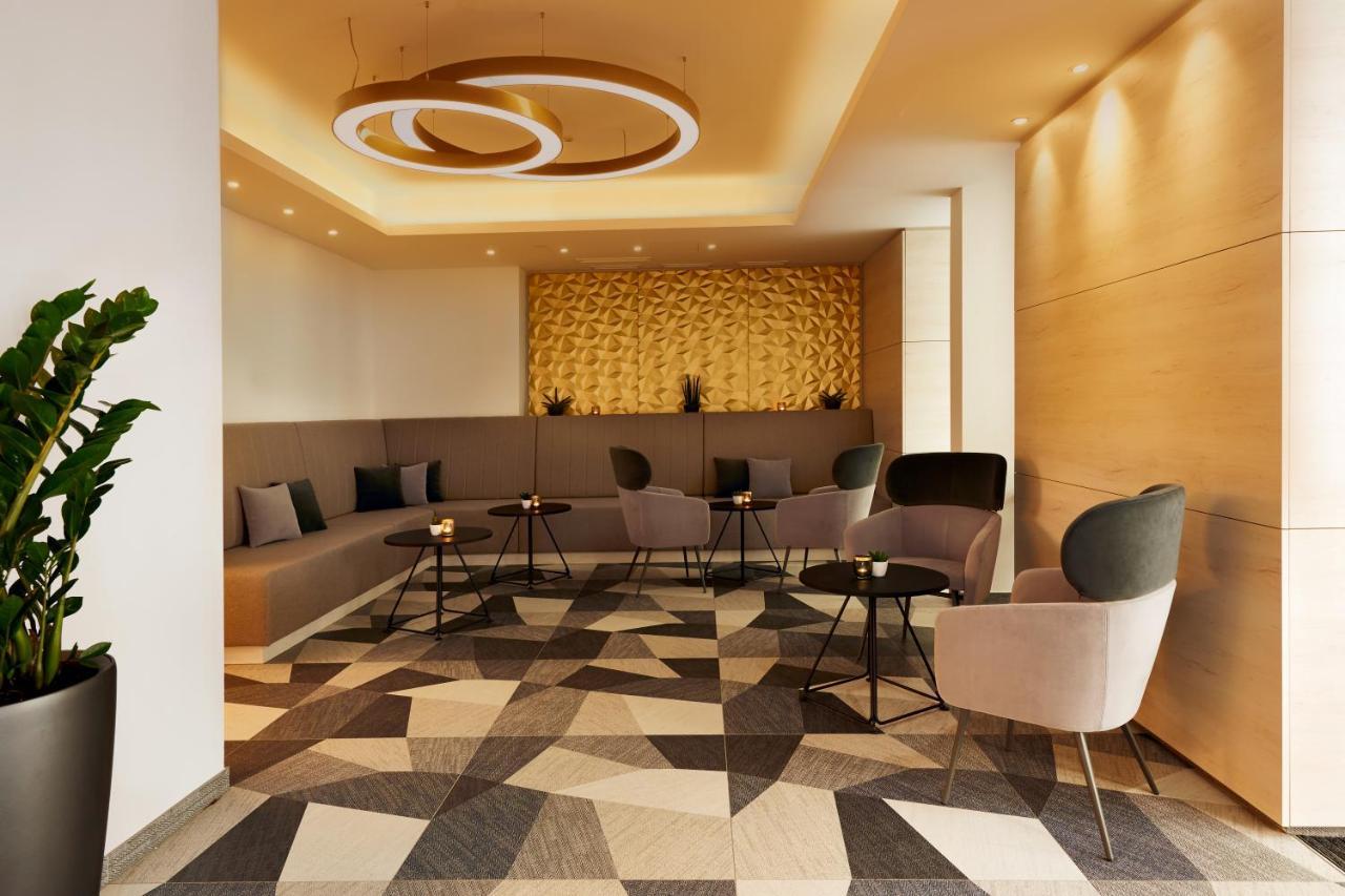 Hotel H+