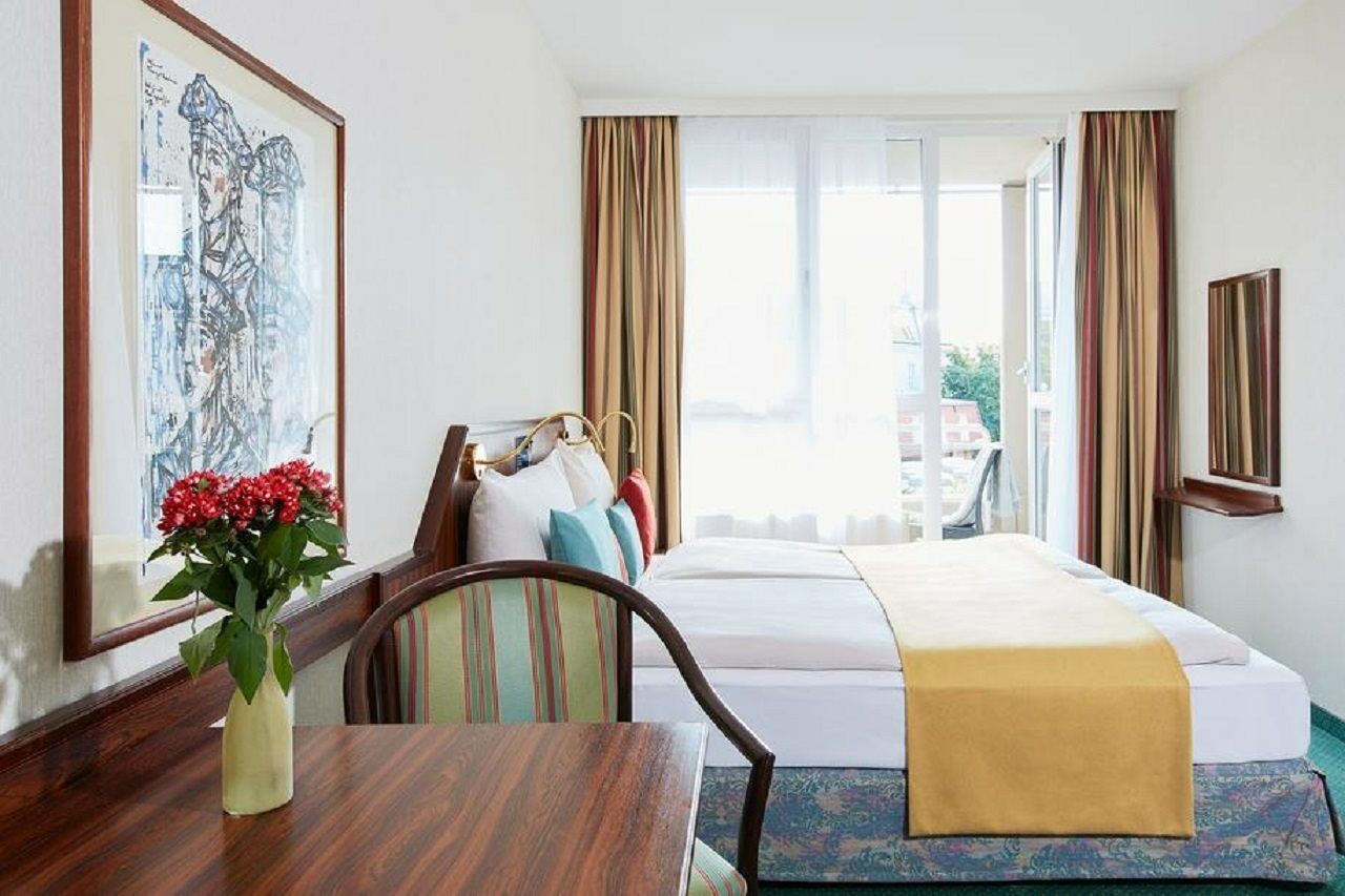 Living Kaiser Franz Joseph 4*