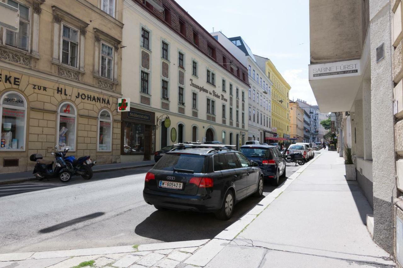 Modern At Rathaus