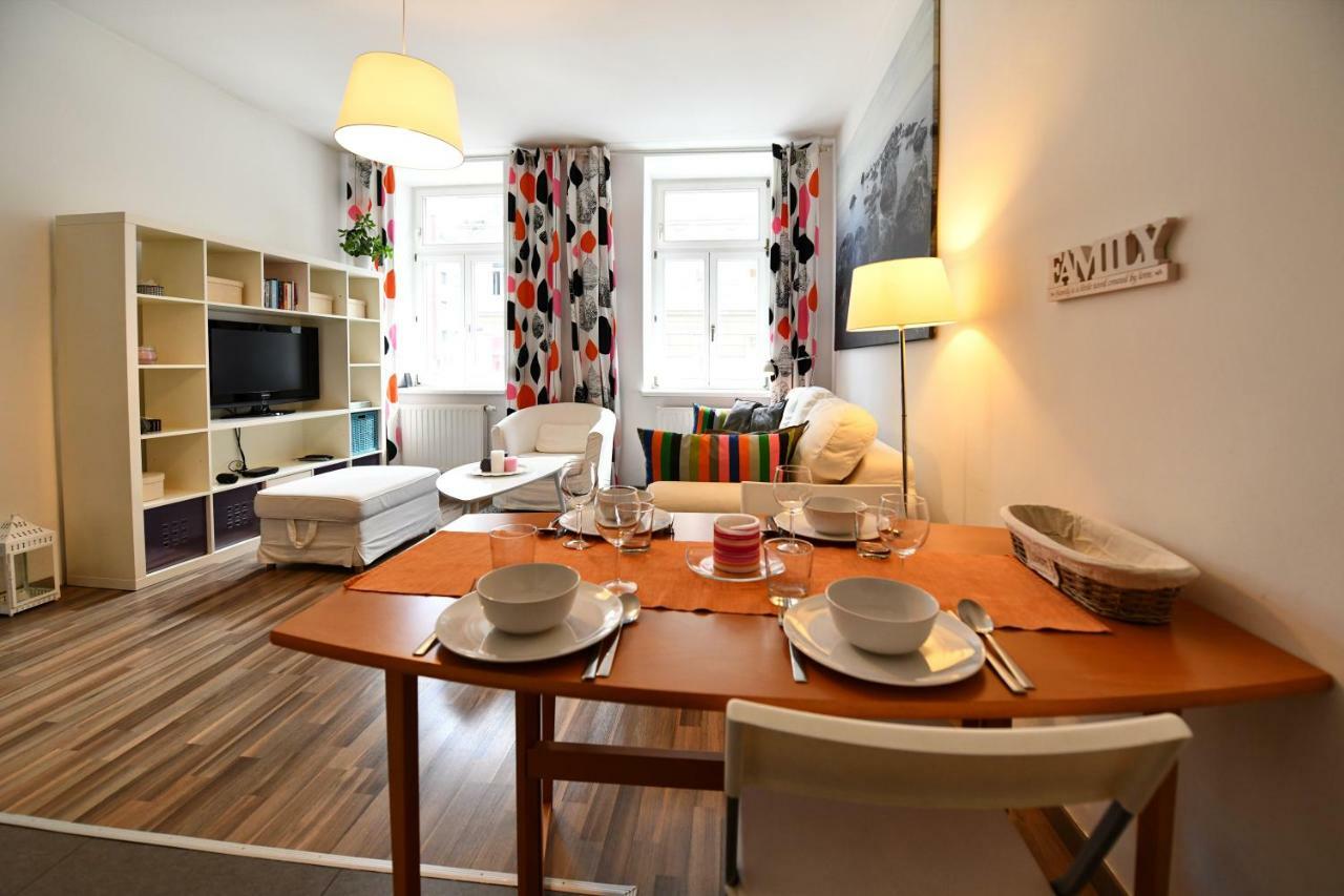 Goodman's I Apartment *