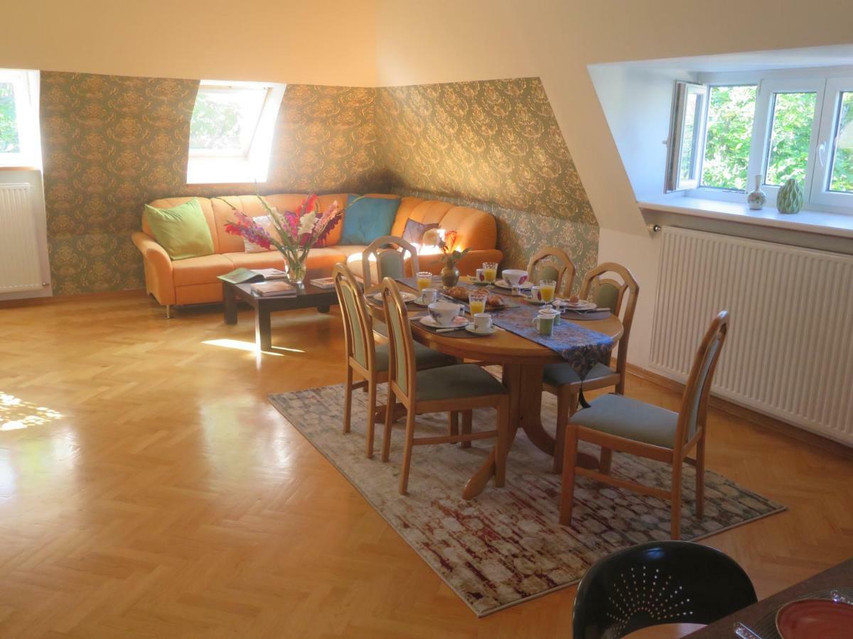 Schoenbrunn Gardens Deluxe Apartment