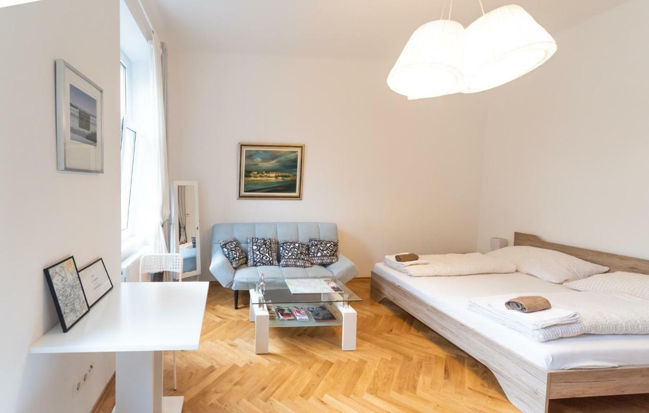 Prater Studio Next Fair, Un, Wu And City Center Vienna