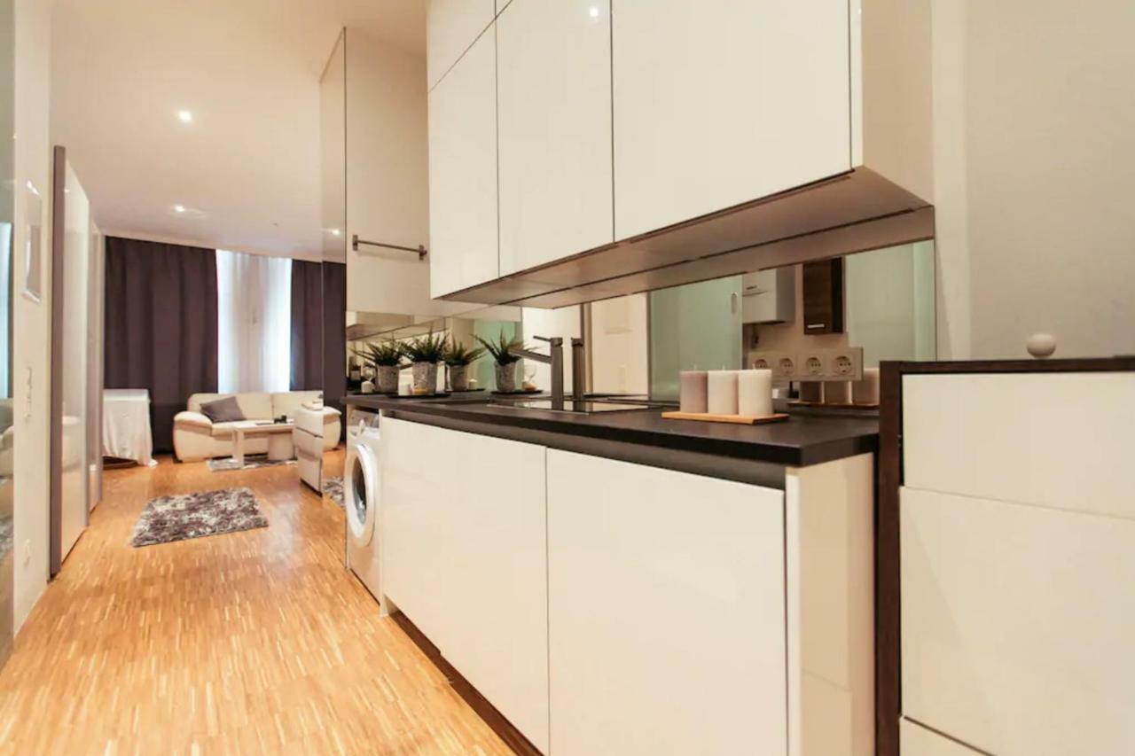Apartment 1020 | Vie | *