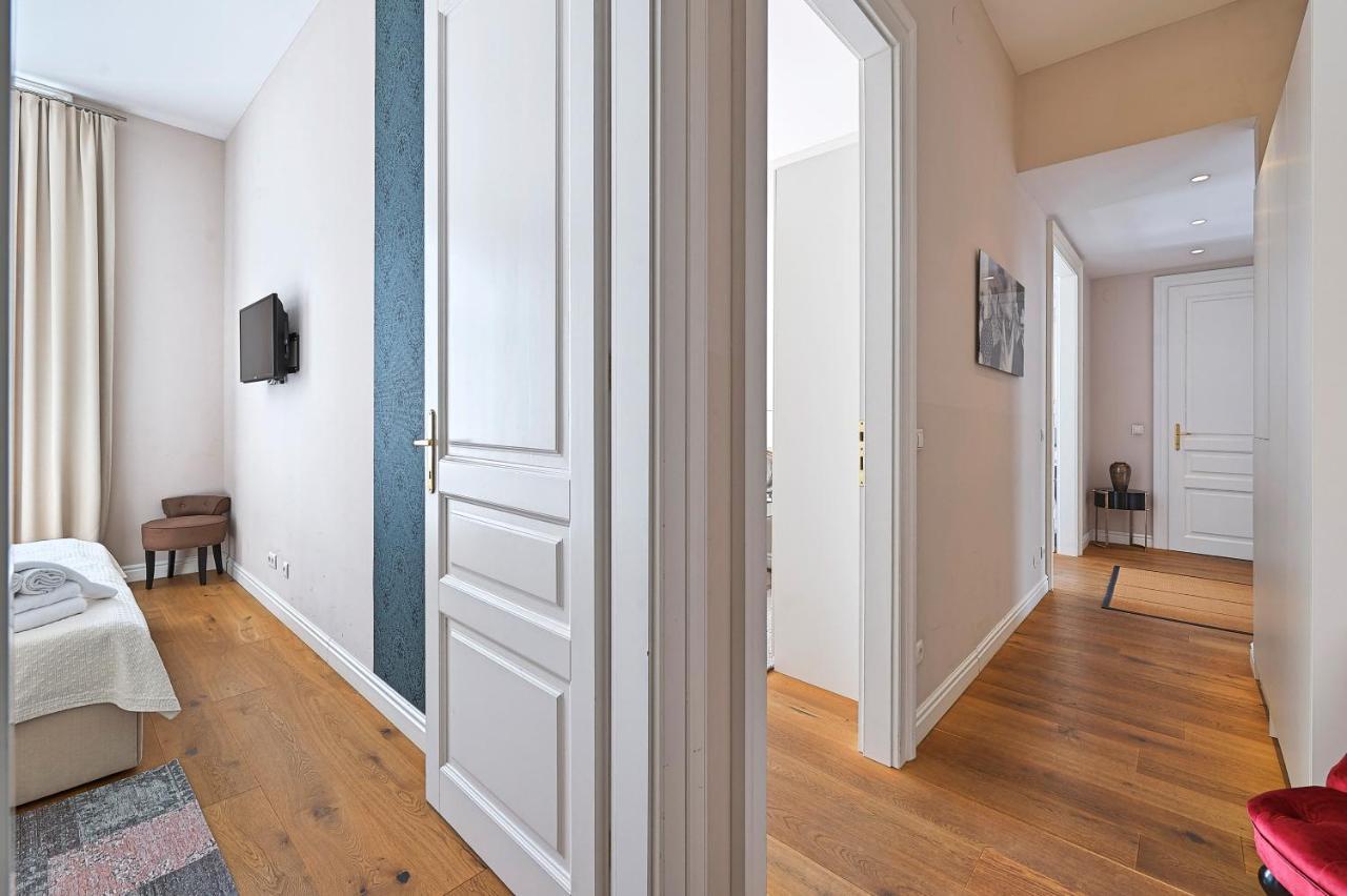 6 - 1070 Apartment