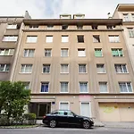 City Apartment Close To Shopping Mile