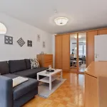 City Apartment Close To Shopping Mile