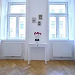 Cosy 3 Room Viennese Flat - 10Min To City Center