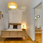 State Opera Alley Lodge