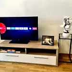 2 Bedroom Apartment Next To Metro U1 And Garage Parking
