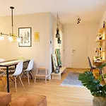 Green & Cozy Apartment - 15 Min To City Center