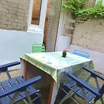 Roooms By Jr City Apartments