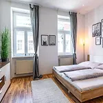 Cozy + Trendy By Jr City Apartments
