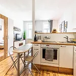 Cozy + Trendy By Jr City Apartments