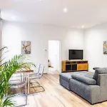 Modern Apartment Next To Subway Station