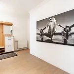 Chic One-Bedroom Apartment With King-Size Bed, Nestled In Vienna\'S Vibrant Heart