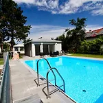 Maureen Lovely 2 Bedroom Unit With Community Pool