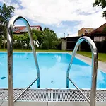 Maureen Lovely 2 Bedroom Unit With Community Pool