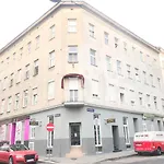New, Bright Apartment Near The Metro!