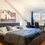 King Bed Home, 3 Bed Rooms Ideal For Big Groups