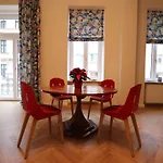Wohnung Mit Balkon Beim Schloss Belvedere