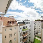 King Bed Apartment And Netflix Central Near Metro, 110