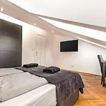 King Bed Apartment And Netflix Central Near Metro, 110