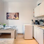 King Bed Apartment And Netflix Central Near Metro, 110