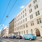 King Bed Apartment And Netflix Central Near Metro, 110