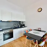 L&G\'S Apartment - Balcony - Close To Car Park