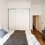 Luxurious And Spacious 5 Min Walk To City Center, 1-2