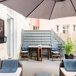 Luxurious And Spacious 5 Min Walk To City Center, 1-2