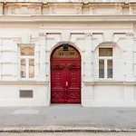 Luxurious And Spacious 5 Min Walk To City Center, 1-2