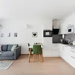 Quiet And Cozy Apartment Next To Mariahilfer Strasse And Naschmarkt With Ac, Minimum 30 Nights