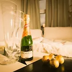 Charming Apartment: Only 10 Minutes To The Center
