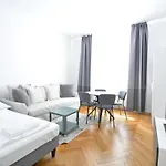 Universum Apartment 4