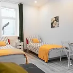 Fullfilling 3Br Shared Apartment With Pleasing Patio