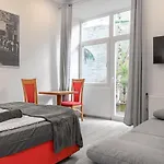 Fullfilling 3Br Shared Apartment With Pleasing Patio