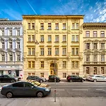 City Apartment With Netflix, Central And Near Metro, 12